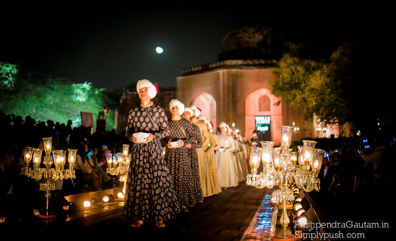 Rohit-bal-grand-finale-wifwss15-quli-khan-tomb-mehrauli-kutub-minar-show-at-wills-lifestyle-india-fashion-week-ss15-Rohit-bal-fashion-show-india-at-wills-india-fashion-week-pushpendragautam-pics-event-photographer-india